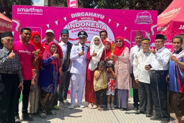 Lurah Nae foto bersama warga.