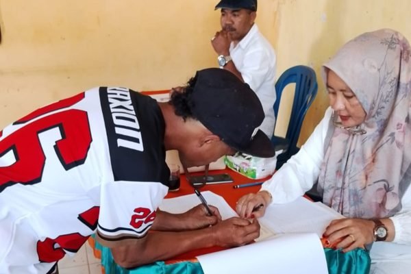 Sertipikat PTSL dibagikan ke masyarakat Desa Parado Rato Kabupaten Bima.