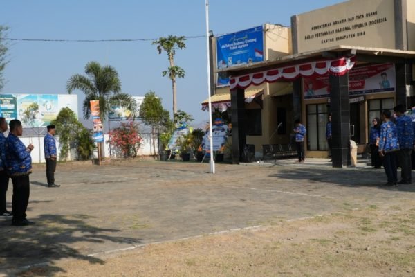 Momen upacara hari Kesaktian Pancasila di kantor Pertanahan Kabupaten Bima.