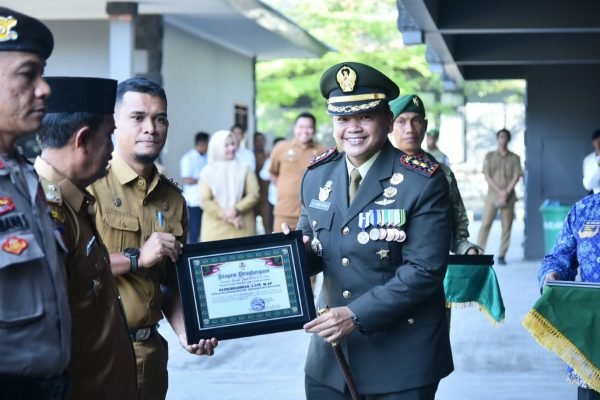 Lurah Nae, Fazhurrahman terima penghargaan dari Dandim 1608 Bima.