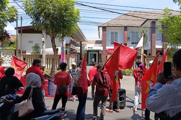 Aktivis LMND Lombok Timur saat menggelar demontrasi. Foto:Ist