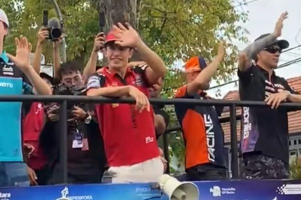 Parade riders MotoGP Mandalika 2026 di kota Mataram (foto kicknews.today/wn)