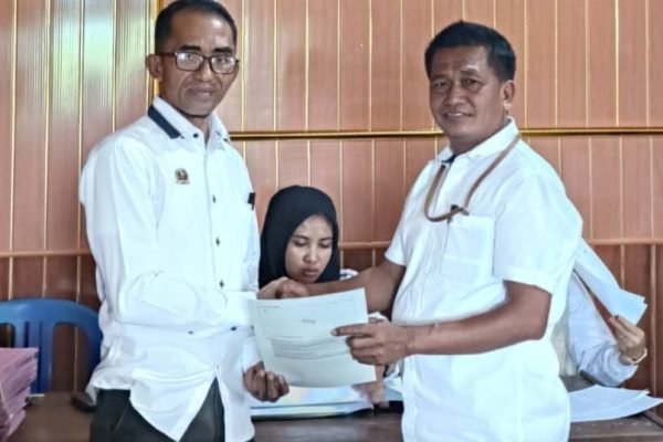 Pembagian sertifikat PTSL untuk warga Desa Parado Rato, Kecamatan Parado Kabupaten Bima..