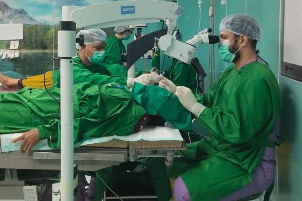 Layanan operasi mata gratis di RSUD Dompu.