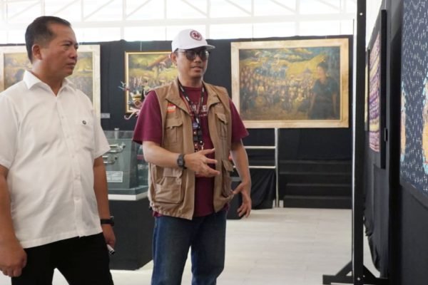 Gubernur Nusa Tenggara Barat (NTB) H Lalu Muhamad Iqbal dan Kepala Museum Negeri NTB Ahmad Nuralam (foto kicknews.today/ist)