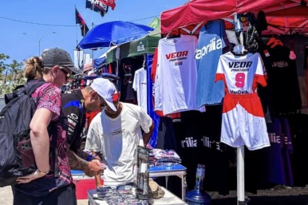 kaus bergambar pembalap Veda Ega Pratama dan Marc Marquez ramai peminat (foto kicknews.today/ist)