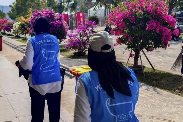 Volunteer kebersihan MotoGP Mandalika (foto kicknews.today/ist)