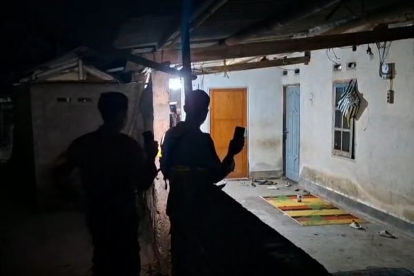 Bhabinkamtibmas Polsek Sikur mendatangi rumah korban yang diduga pingsan. Foto. Ist