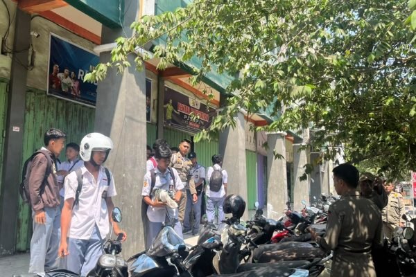 Para pelajar yang kedapatan bolos oleh Satpol PP Lombok Timur. Foto. Ist