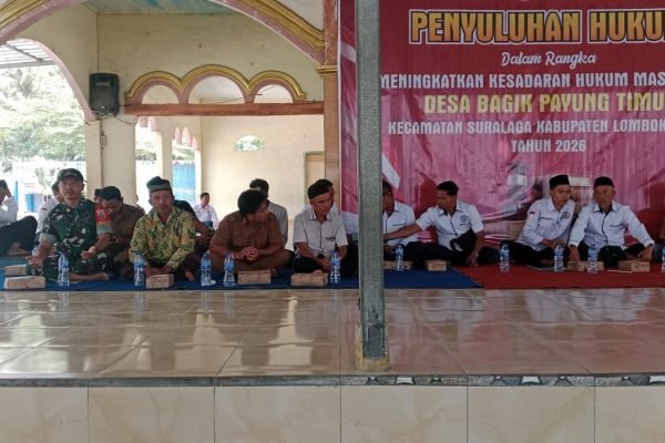 Para siswa-siswi beserta tokoh masyarakat Desa Bagek Lombok Timur saat menghadiri penyuluhan hukum dari Posbakum. Foto. Ist