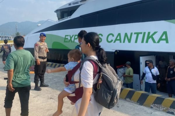 Aktivitas wisatawan di Pelabuhan Pemenang Lombok Utara usai MotoGP Mandalika.