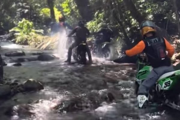 Beberapa komunitas trail menerabas aliran sungai Mayung Polak. Foto. Ist