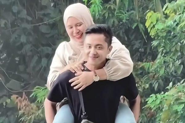 Konten kreator Panji Oktora Swara bersama istri (foto kicknews.today/ist)
