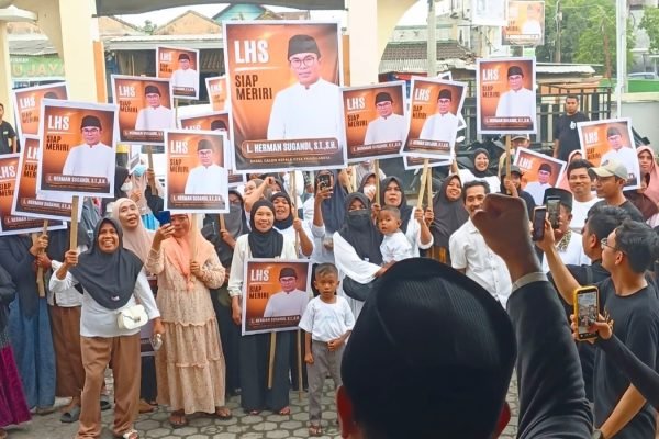 Puluhan pendukung bakal calon kades Pringgabaya Lombok Timur, LHS ikut mengiringi saat pendaftaran. Foto. Ist