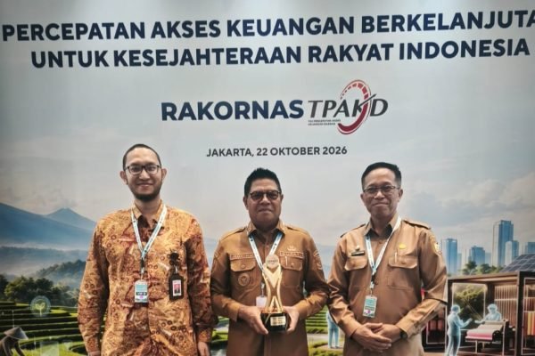 Bupati Lombok Timur, H. Hairul Warisin didampingi Sekda Lombok Timur saat menerima penghargaan. Dok. Pemda Lombok Timur