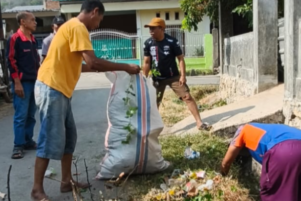 Ketua LPM Panggi bersihkan lingkungan bersama warga.