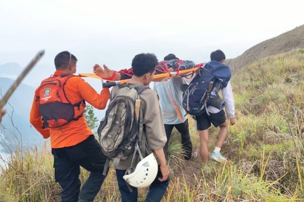 Tim SAR evakuasi remaja 14 tahun terpeleset di Bukit Pergasingan Sembalun.