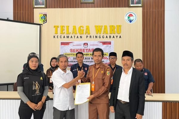 Pendaftaran Kamarudin menjadi bakal calon kades Telaga Waru, Lombok Timur. Foto. Ist