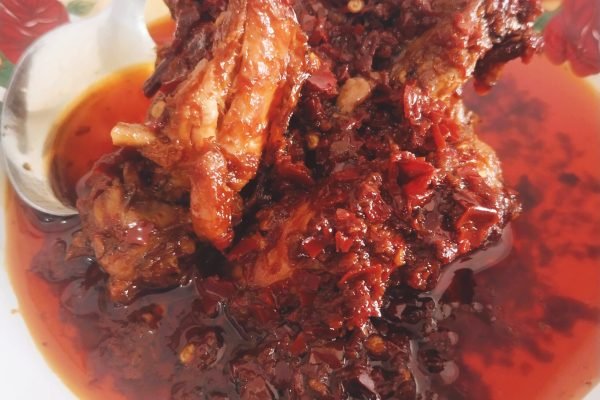 Menu ayam rarang bang adi yang berlokasi di jempong samping dealer honda kota Mataram (foto kicknews.today/wn)