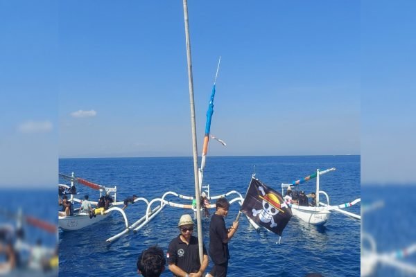 Anggota Sekolah Pesisir Juang saat Perenungan di tengah laut. (Foto. kicknews.today/Ist)
