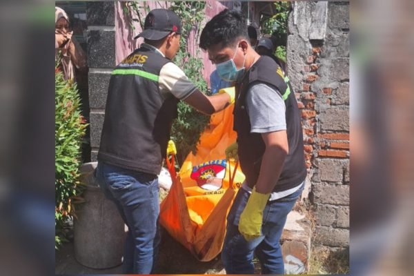 Tim Inafis Polresta Mataram saat Mengevakuasi Jenazah BT. (Foto. kicknews.today/Ist)