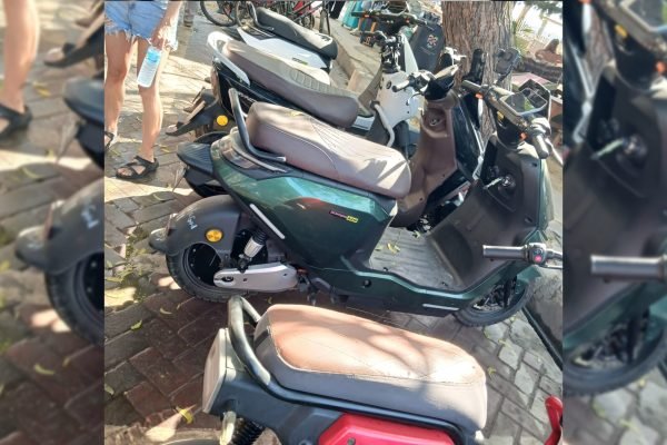 Tampak sepeda listrik yang sedang terparkir di Gili Trawangan. (Foto. kicknews.today/Anggi)