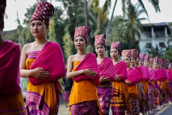 Perempuan Sasak Bayan mengenakan Jong dalam A Thousand Jong pada Mulud Adat Bayan 2026 di Lombok Utara