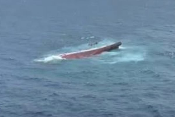 Kondisi KM Virgo Transport 8 dalam posisi terbalik di Laut Jawa setelah mengalami kecelakaan saat berlayar dari Surabaya menuju Banjarmasin, Minggu (13/9/2026). Foto: Dok. Tim SAR.