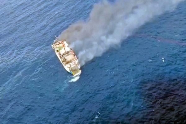 KMP Putri Yasmin yang mengalami kebakaran saat melakukan pelayaran dari Padangbai, Bali menuju Lembar, Lombok Barat