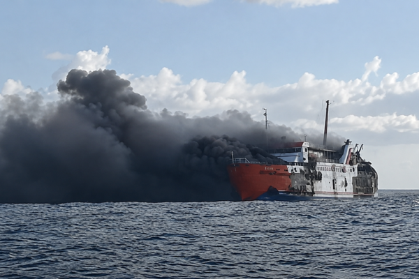KMP Putri Yasmin terbakar di perairan Selat Lombok, Rabu (12/8/2026). Insiden tersebut menyebabkan satu korban meninggal dunia dan memicu operasi evakuasi penumpang serta awak kapal. Foto: Istimewa