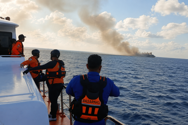 Personel Basarnas dalam operasi penanganan kebakaran KMP Putri Yasmin di Selat Lombok, Rabu (12/8/2026). Foto: Polres Lombok Barat