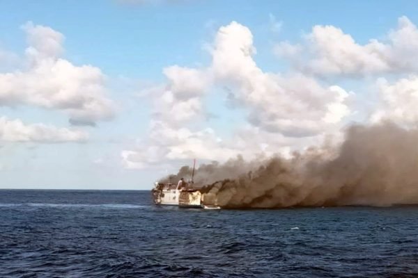 KMP Putri Yasmin mengeluarkan asap tebal saat mengalami kebakaran di perairan Selat Lombok, Rabu (12/8/2026). Foto: Istimewa