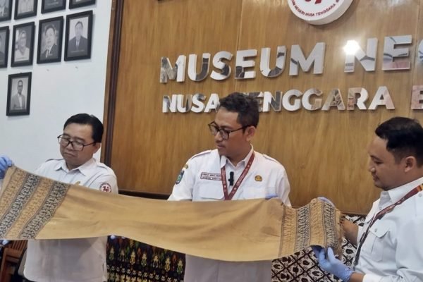 Kepala Museum Negeri NTB Ahmad Nuralam bersama tim menunjukkan kain persujudan khas Sasak Bayan yang diperkirakan dibuat antara 1875–1925, Rabu (16/9/2026). Foto: kicknews.today/Wina