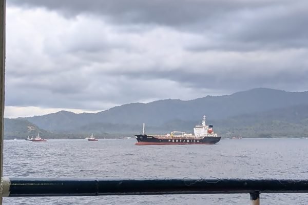 Sebuah kapal melintas di perairan Selat Lombok. BMKG memperingatkan gelombang di Selat Lombok bagian selatan berpotensi mencapai 3,2 meter pada 11–13 September 2026. Foto: kicknews.today