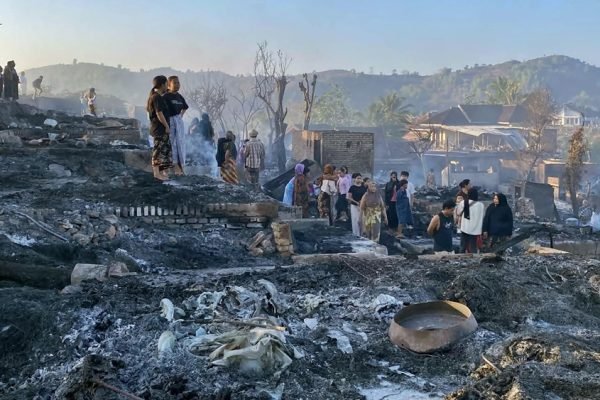 Warga melihat puing rumah yang terbakar di Desa Adat Sade, Lombok Tengah. Rekonstruksi kawasan adat ini dihadapkan pada tantangan menjaga keaslian sekaligus meningkatkan perlindungan dari kebakaran. Foto: Istimewa