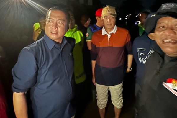 Gubernur NTB Lalu Muhamad Iqbal saat memantau langsung proses evakuasi warga saat banjir di Mataram