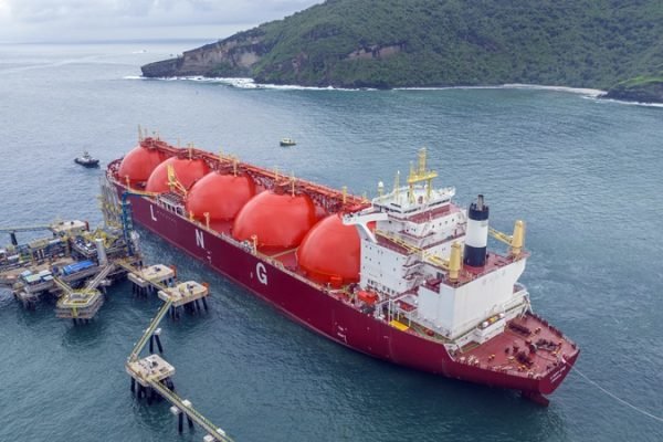 Kapal MT Lady Eva berperan dalam menunjang fasilitas LNG AMMAN dengan mengangkut LNG dari Terminal LNG Bontang, Kalimantan Timur, ke Site Batu Hijau