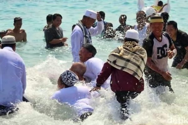 Ilustrasi tradisi Mandiq Safar yang menjadi bagian dari peringatan Rebo Bontong masyarakat Sasak di Lombok. Foto: istimewa