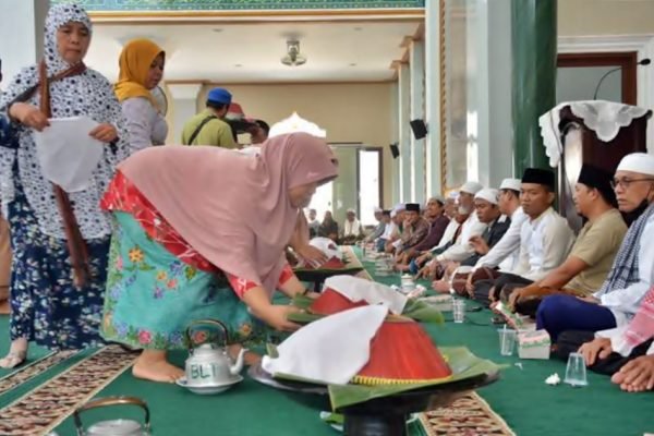 Suasana peringatan Maulid Nabi Muhammad SAW di Lombok yang diisi dengan pengajian, selawat dan jamuan bersama. Foto: Istimewa