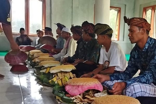 Warga mengikuti tradisi Maulid dengan sajian dulang dalam suasana kebersamaan. Tradisi jamuan, begibung dan silaturahmi menjadi bagian kuat dalam perayaan Maulid masyarakat Sasak di Lombok. Foto: Istimewa