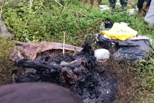 Mayat yang ditemukan terbakar di Sekotong Lombok Barat. (Foto. kicknews.today/Ist)