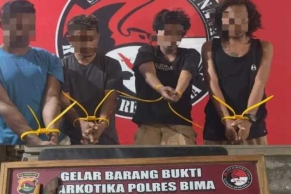 Empat orang yang diduga terlibat jaringan peredaran sabu diamankan Satresnarkoba Polres Bima. Polisi turut menyita senjata api rakitan, empat peluru aktif, dan lima bilah senjata tajam. Foto: Dok. Polres Bima.