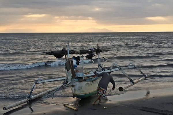 Nelayan di Pantai Ampenan