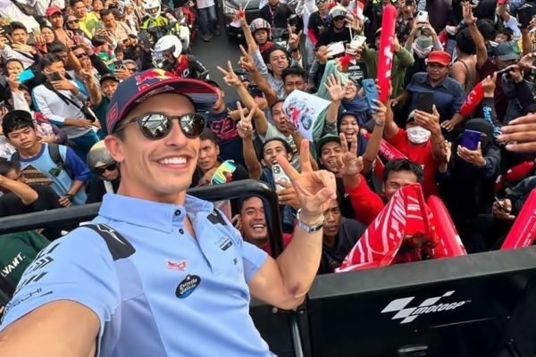 Pembalap MotoGP Marc Márquez menyapa masyarakat saat mengikuti parade di Kota Mataram pada 2025. Tahun ini, sembilan pembalap dari rangkaian MotoGP dijadwalkan mengikuti parade pada 7 Oktober 2026. Foto: Dok. MotoGP