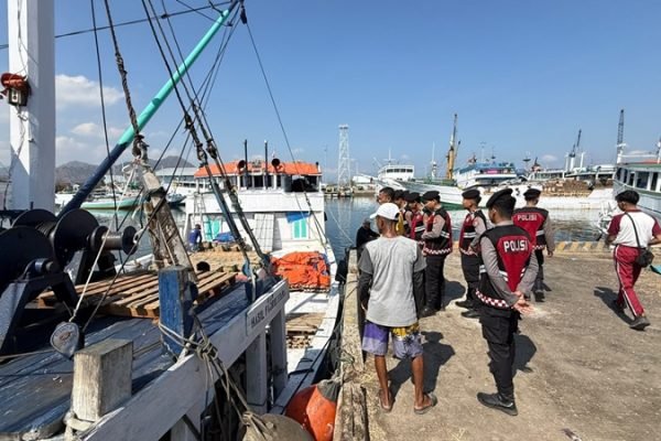 Personel BKO Polda NTB melakukan patroli dan pemantauan di kawasan pelabuhan Kota Bima pascagempa M7,7 yang sempat memicu peringatan dini tsunami, Sabtu (15/8/2026). Foto: Polres Bima Kota
