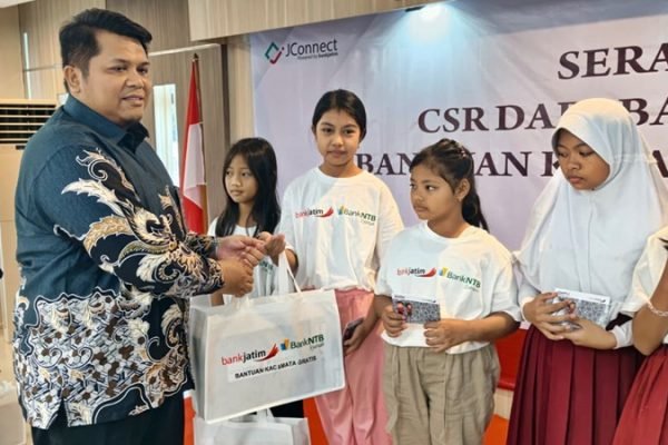 Pemberian kacamata gratis oleh Bank NTB Syariah dan Bank Jatim kepada pelajar