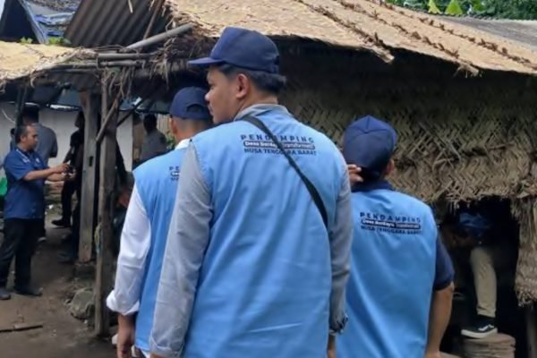 Pendamping Desa Berdaya Transformatif NTB melakukan kunjungan ke permukiman warga untuk mendata dan mengidentifikasi kebutuhan rumah tangga sasaran. Pemprov NTB akan merekrut 140 pendamping dari 1.255 orang yang mendaftar. (Foto: Istimewa)