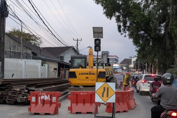 Aktivitas pekerjaan jaringan pipa sanitasi di salah satu ruas Kota Mataram, Minggu (16/8/2026). Proyek tersebut merupakan bagian dari pembangunan Sistem Pengelolaan Air Limbah Domestik Terpusat (SPALD-T) Kota Mataram. Foto: kicknews.today
