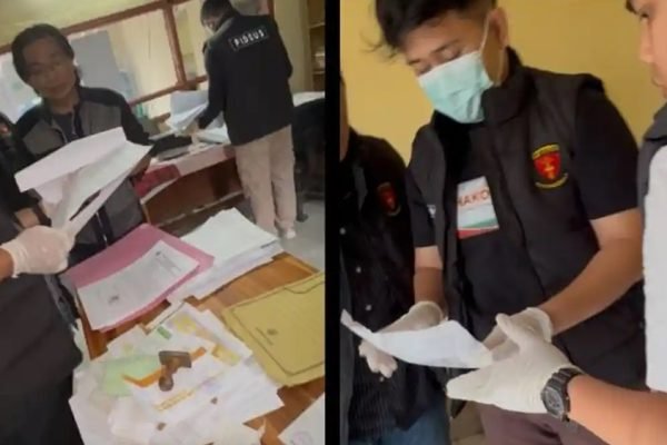 Tim penyidik Kejaksaan Negeri Lombok Timur memeriksa sejumlah dokumen saat menggeledah Kantor Desa Kotaraja, Kecamatan Sikur, terkait dugaan korupsi pengelolaan keuangan desa tahun anggaran 2024–2025. Foto: Dok. Kejari Lombok Timur.