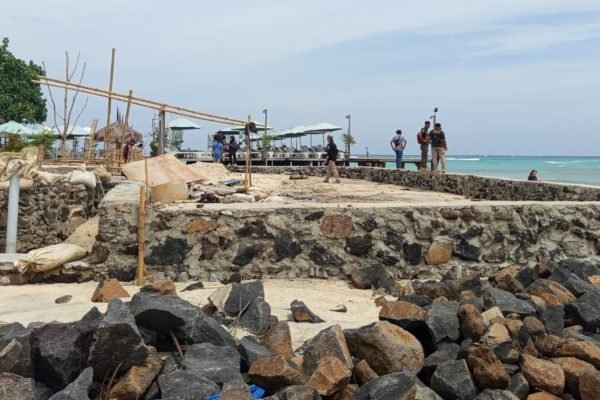 Salah satu bangunan semi permanen di sempadan pantai di Gili Trawangan. (Foto kicknews.today/Ist)